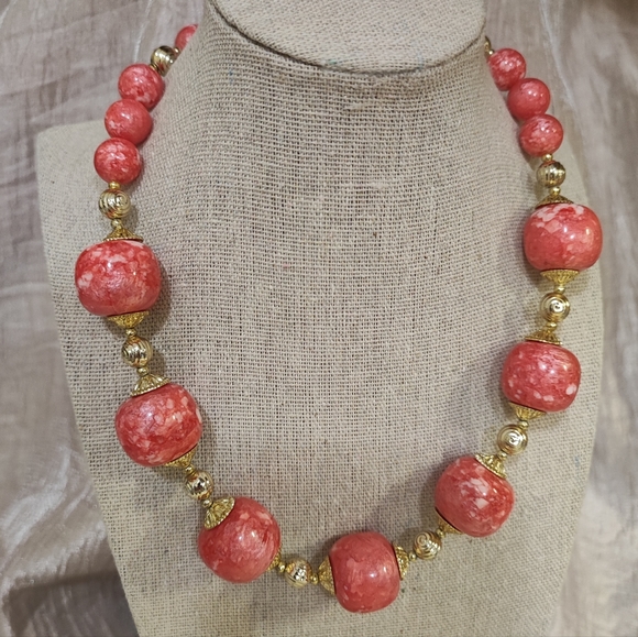 Coral Marbled Mottled Round Lucite Vintage Gold Tone Bead Necklace No Seams - Picture 1 of 7